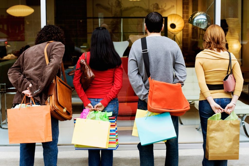 Πασχαλινό ωράριο: Δείτε ποιες μέρες και ώρες θα είναι ανοιχτά τα καταστήματα