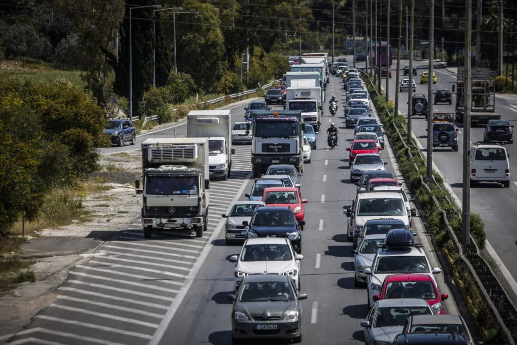 Μποτιλιάρισμα στους δρόμους μετά από καραμπόλα πέντε αυτοκινήτων στου Ρέντη