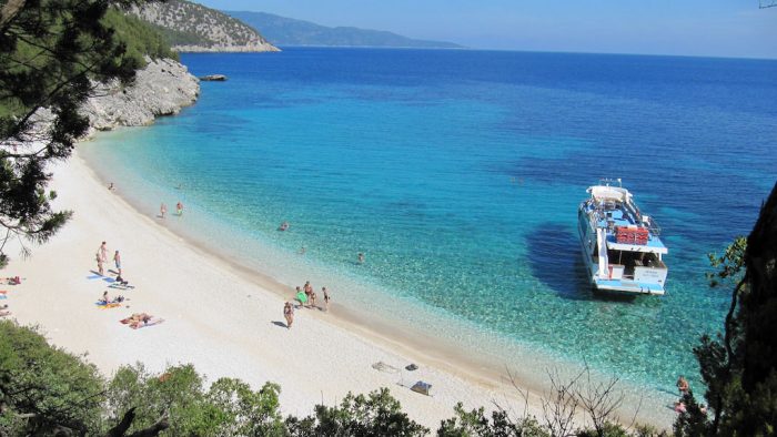 Καλύτερη από το Μύρτο: Η ωραιότερη κρυμμένη παραλία στην Ελλάδα (φωτο)