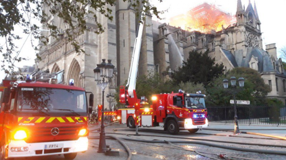 Παρίσι: Ένας πυροσβέστης σοβαρά τραυματίας από την φωτιά στο ναό
