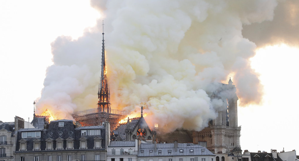 «Παναγία των Παρισίων»: Ολοκληρωτική καταστροφή – Η φωτιά εξαπλώνεται στον ιστορικό καθεδρικό ναό