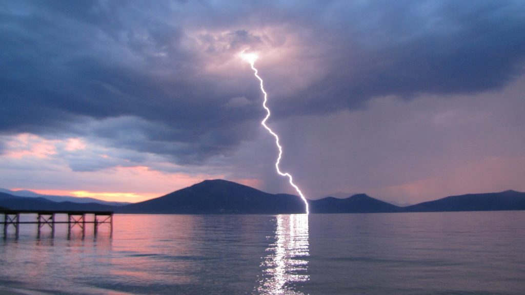 Κεραυνός έπεσε ακριβώς δίπλα σε ζευγάρι που βρισκόταν σε βουνό της Ισπανίας (βίντεο)