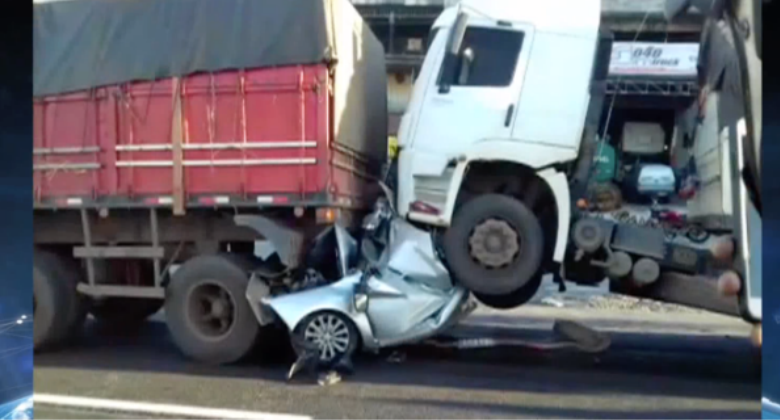 Βίντεο: Αυτοκίνητο συνεθλίβη από δύο φορτηγά όμως ο οδηγός επιβίωσε