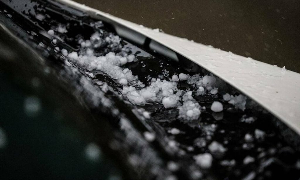 Η φωτογραφία από το χαλάζι στο κέντρο της Αθήνας που «έριξε» το facebook!