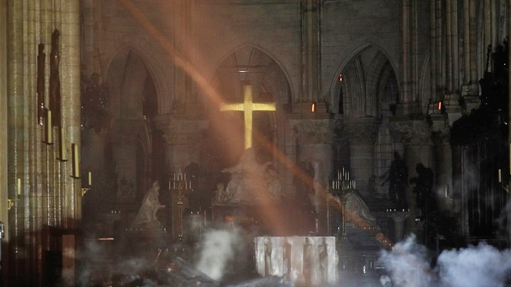 Μαρτυρία από τη φωτιά στην Παναγία των Παρισίων «ραγίζει» καρδιές: «Εικόνα βομβαρδισμού-Το βέλος καταρρέοντας…» (φώτο)