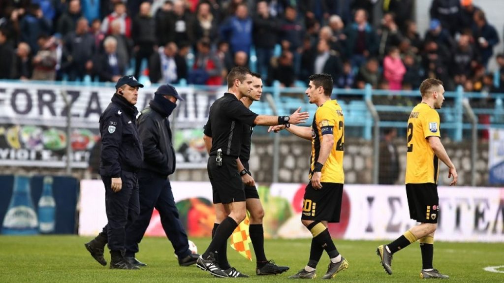 Ακόμα και κόντρα στη Λαμία, το «φτιάξτε ομάδα να νικάτε και τους διαιτητές» παραμένει γελοίο