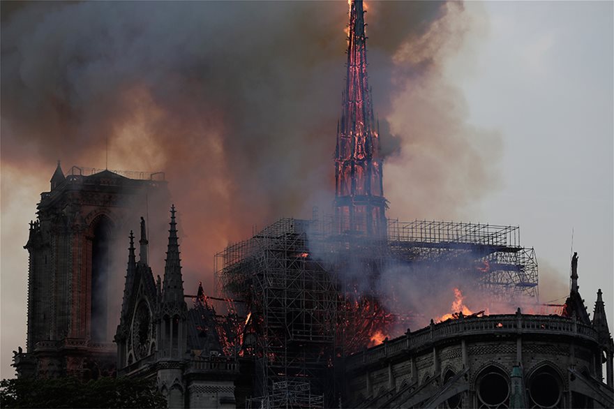 Πολιτιστική «11η Σεπτεμβρίου»: Έσβησε η πυρκαγιά στην Παναγία των Παρισίων – Τεράστια καταστροφή επί προεδρίας Μ.Μακρόν