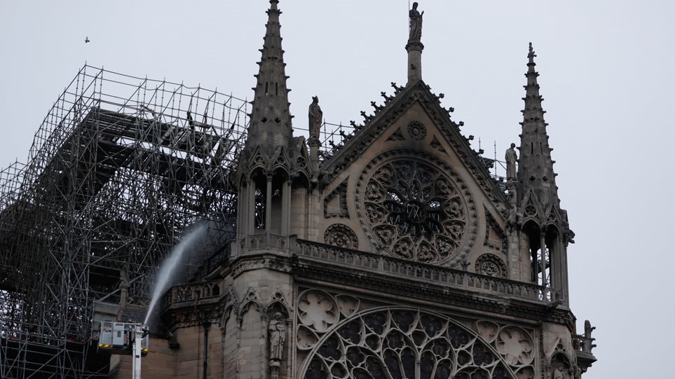 Ποια είναι τα κειμήλια της Νοτρ Νταμ που έσωσαν με αυτοθυσία πυροσβέστες και αστυνομικοί (βίντεο, φωτό)