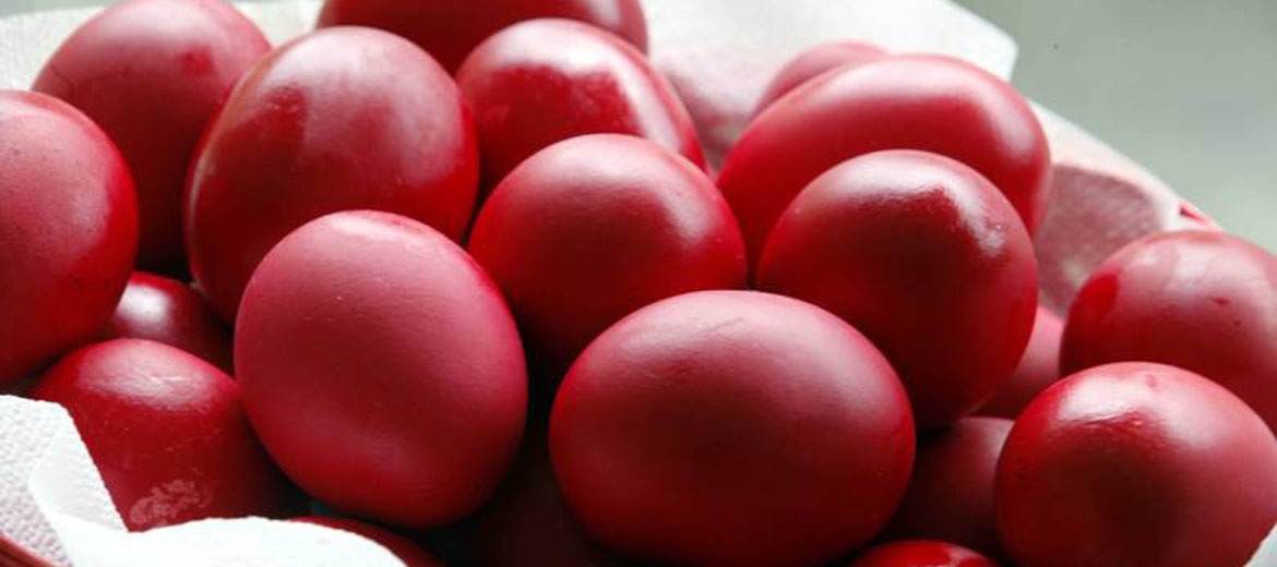 Σας προβληματίζει το βάψιμο των πασχαλινών αυγών; Δείτε πώς θα τα κρατήσετε άθικτα