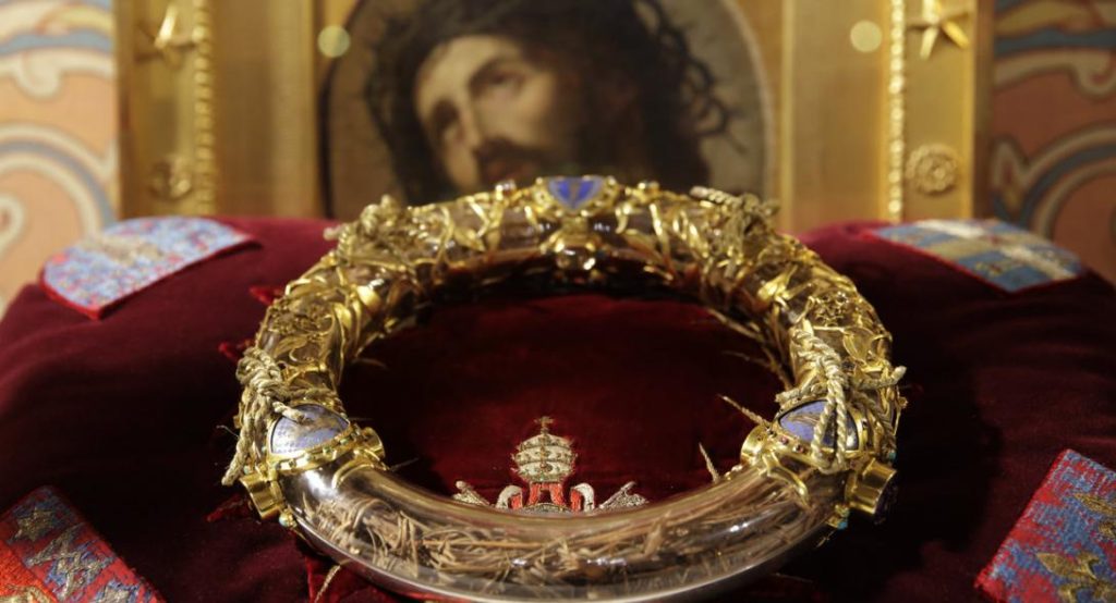 Ιερέας «βούτηξε» στις φλόγες για να σώσει το Ακάνθινο Στεφάνι στην Παναγία των Παρισίων