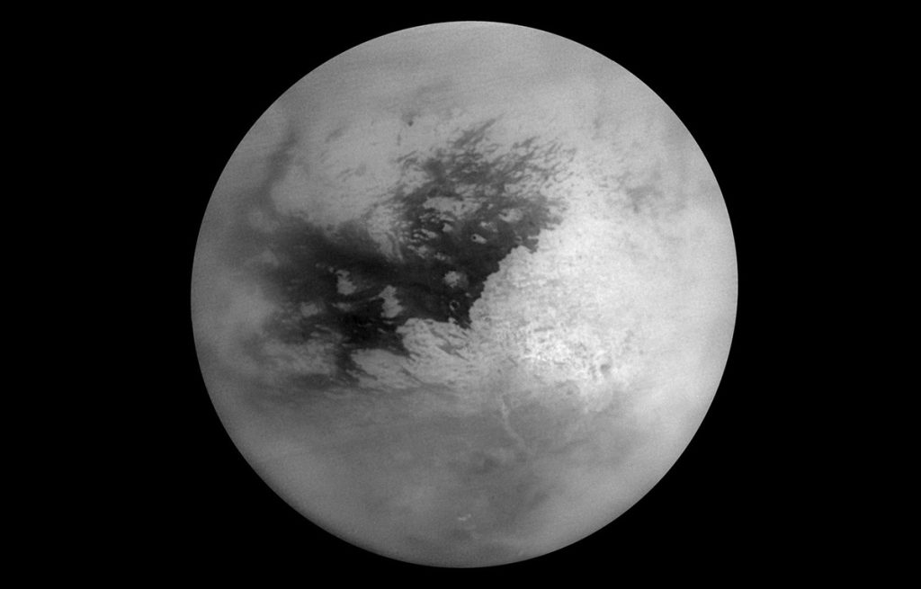 Δύο νέες επιστημονικές εργασίες δείχνουν ότι στον Τιτάνα υπάρχουν λίμνες από υγρό μεθάνιο που πέφτει σαν βροχή