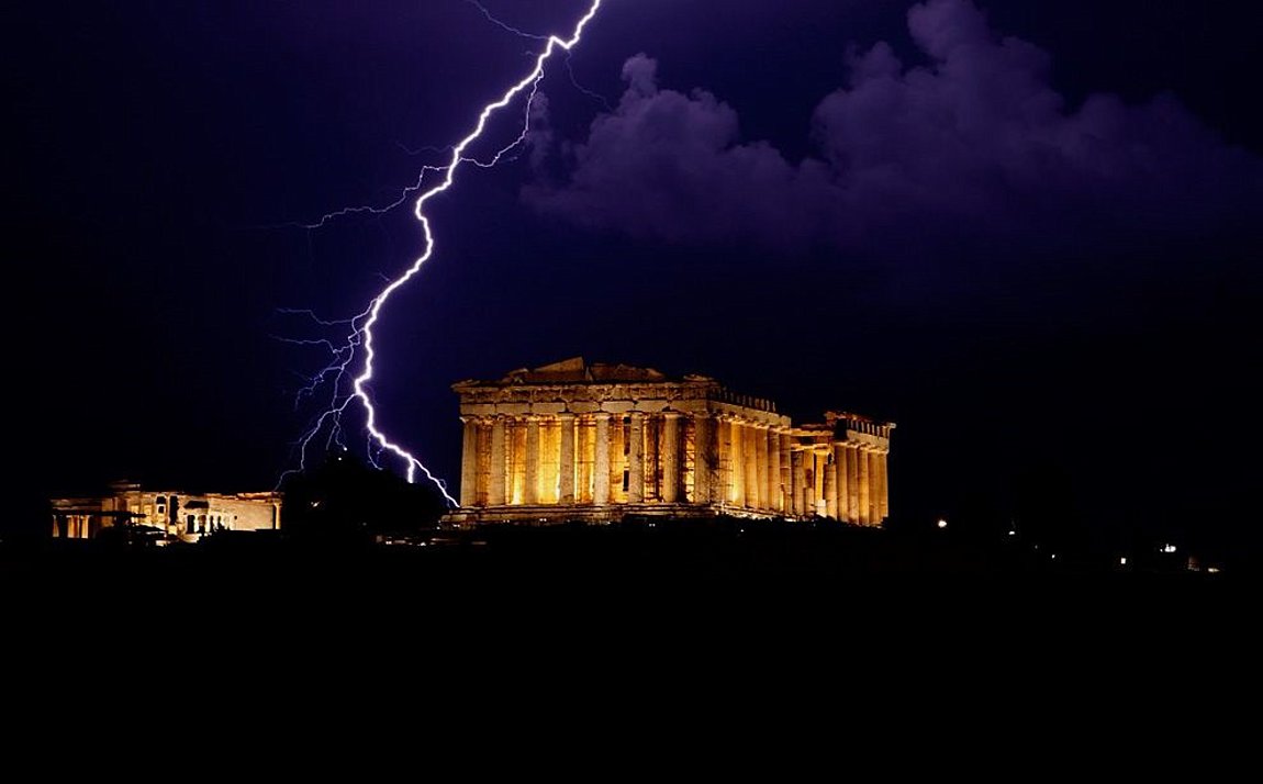 «Μια λάμψη μ’ έριξε κάτω, δεν ξέρω πως βγήκα» – Τα όσα έζησε περιγράφει αρχαιοφύλακας της Ακρόπολης (βίντεο)