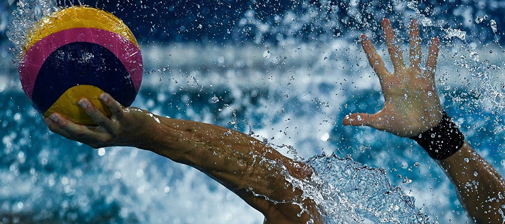 Σε ρίνγκ μετατράπηκε αγώνας πόλο – Προπονητής πήδηξε στο νερό σαν καρατέκα, για να δείρει (βίντεο)