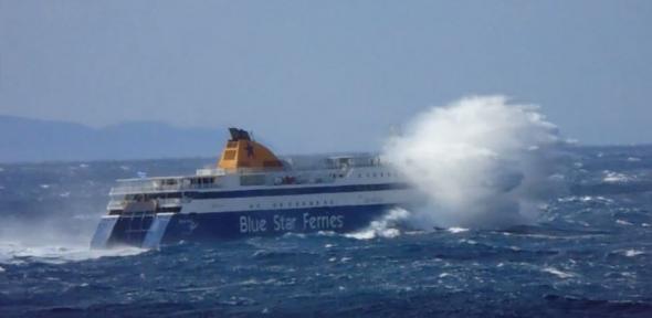 Πλοίο μάχεται με τα κύματα στο στενό μεταξύ Μυκόνου και Τήνου – Δείτε το βίντεο