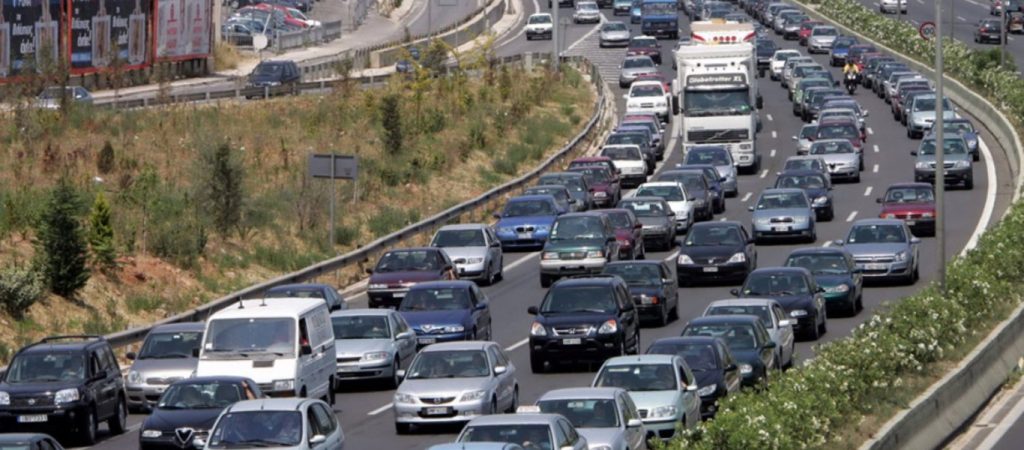 Αποκόλληση τροχών από φορτηγό της Πολεμικής Αεροπορίας: Τραυματίστηκε μια γυναίκα