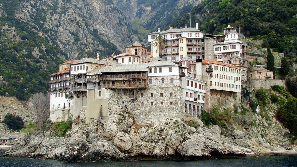 Οι γυναίκες που παραβίασαν το άβατο και εισέβαλαν στα άδυτα του Αγίου Όρους (φώτο)