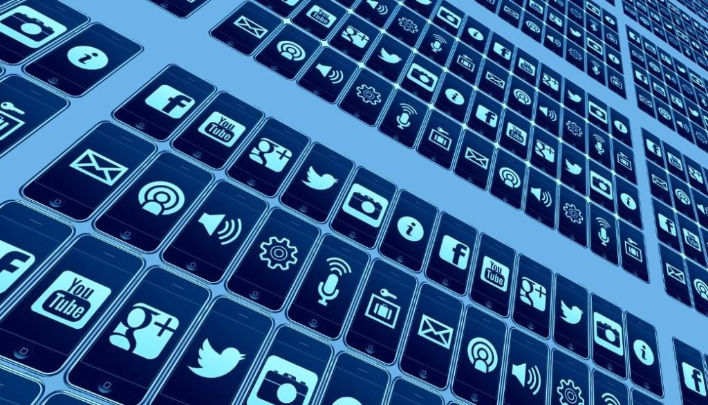 Τι δεν πρέπει να δημοσιεύεις ποτέ στα social media όταν ταξιδεύεις με αεροπλάνο