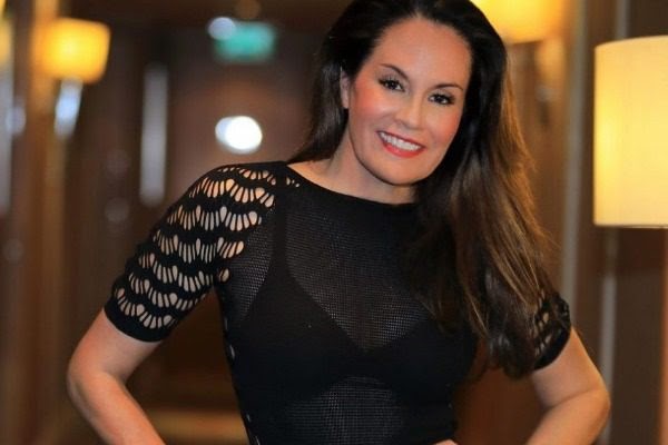 Αυτή είναι η 50χρονη που κερδίζει $4.000 τον μήνα δείχνοντας… τα πόδια της! (φωτο)