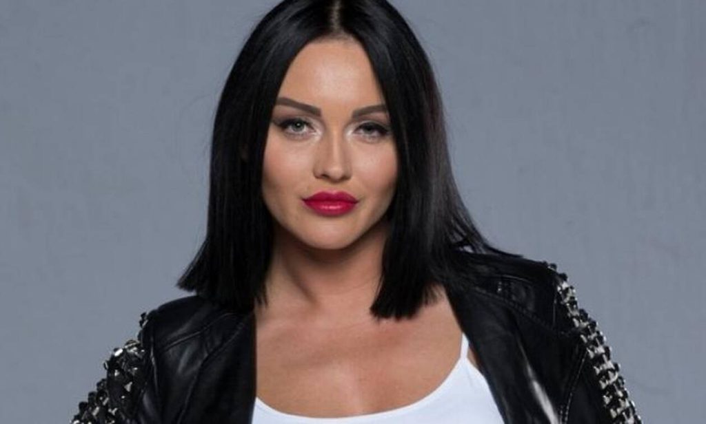 Power of love: Οι αισθησιακές πόζες της Ζένιας που κάνουν τον γύρο των social media (φώτο)