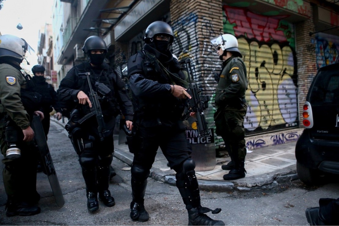 Αστυνομική επιχείρηση στα Εξάρχεια – Το «οπλοστάσιο» που βρέθηκε στα υπό κατάληψη κτίρια