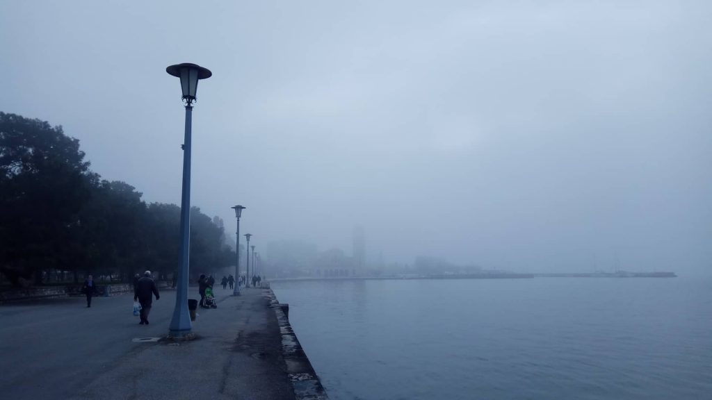 Καιρός: Ομίχλες, μπόρες και χαλάζι θα έχει η σημερινή μέρα