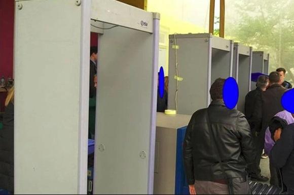 Τρέμει και τη σκιά του ο Α.Τσίπρας – Μετέφεραν μηχανήματα ασφαλείας του αεροδρομίου για την ομιλία του στην Καλαμάτα