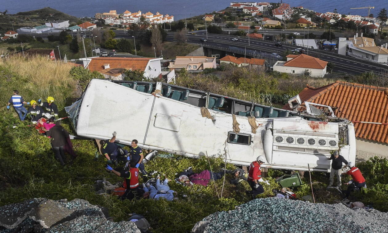 Τραγωδία στην Πορτογαλία: Δείτε την τρομακτική στιγμή της πτώσης του λεωφορείου – Στους 29 οι νεκροί (βίντεο)