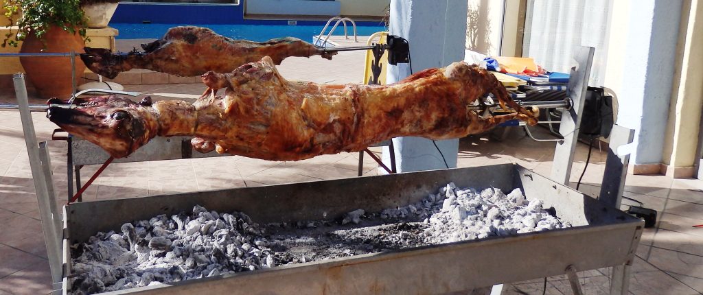 «Βαφτίζουν» ελληνικά αυγά και αμνοερίφια ενόψει Πάσχα -Τι πρέπει να προσέχουν οι καταναλωτές