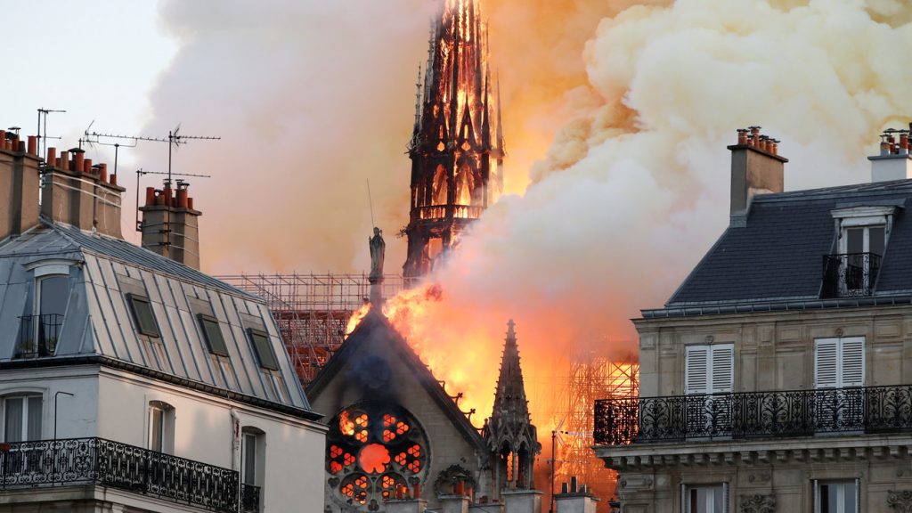 Παναγία των Παρισίων: Άρχισαν να πωλούν μπλουζάκια εκμεταλλευόμενοι τη μεγάλη καταστροφή (φωτο)