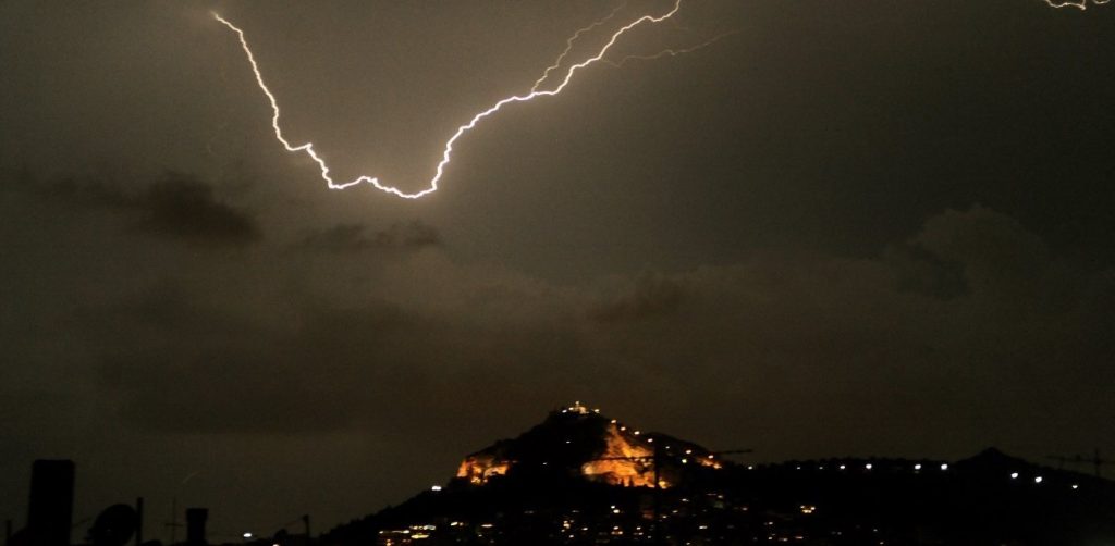 Διακοσμητικά αλεξικέραυνα «προστατεύουν» την Αθήνα από τους κεραυνούς (βίντεο)