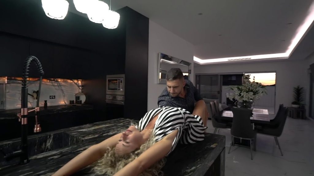 Διαφήμιση μεσιτικής εταιρείας προκαλεί σάλο: Οι τηλεθεατές «παράτησαν» την έπαυλη & εστίασαν στο ζευγάρι χορευτών