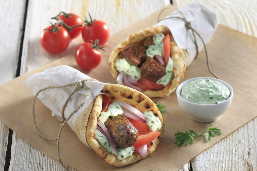 Μας «χτυπάνε» εκεί που πονάει: Αυξήσεις – σοκ στα σουβλάκια – Στα 3 ευρώ το τυλιχτό!