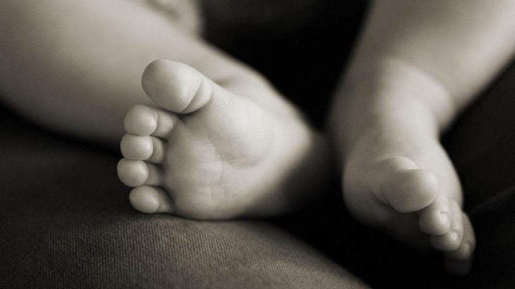 Θρίλερ με το νεκρό βρέφος που βρέθηκε σε κάδο στο Αίγιο – Τι λέει η γυναίκα που κατηγορείται ότι το πέταξε (φώτο)