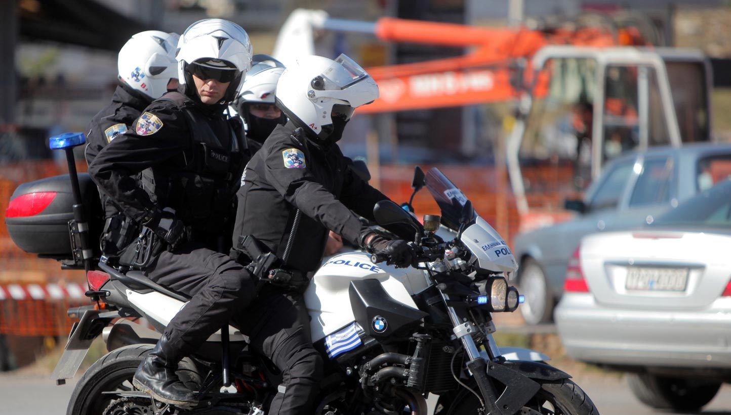 Άγρια επίθεση σε αστυνομικούς στη Βούλα – Συλλήψεις, προσαγωγές & τραυματίες