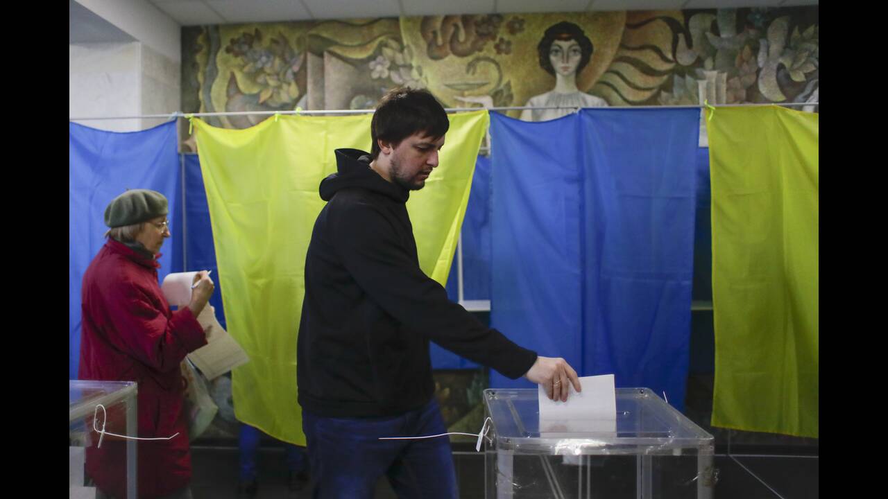 Προεδρικές εκλογές στην Ουκρανία: Την Κυριακή το τελικό αποτέλεσμα ανάμεσα σε Ποροσένκο και Ζελένσκι
