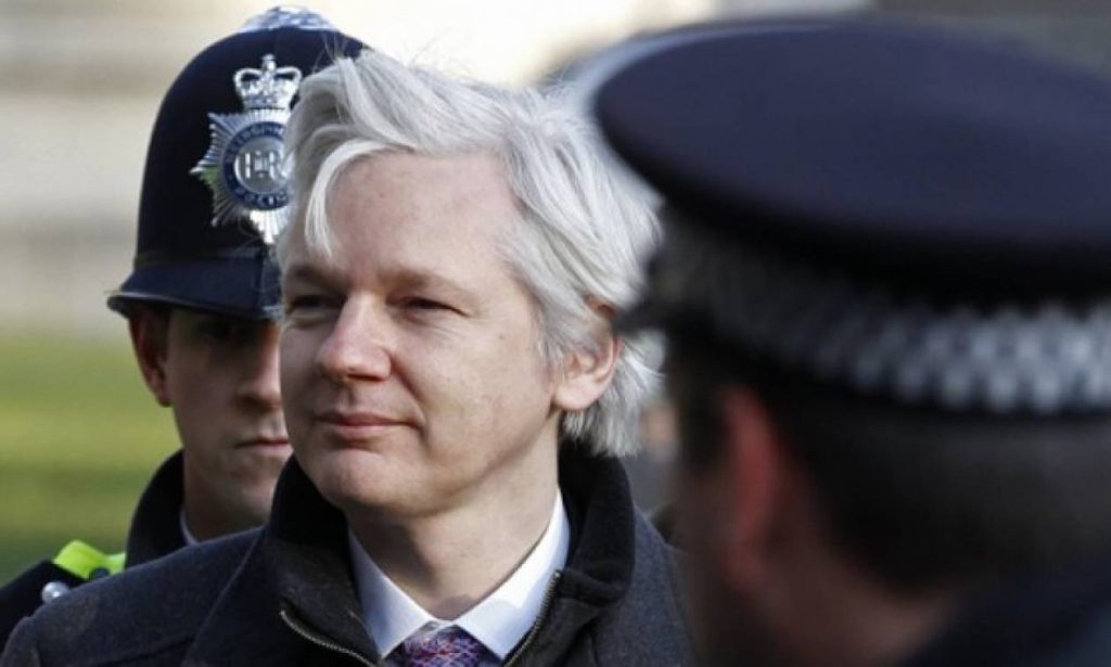 Βίντεο: Οι ασκήσεις… κουνγκ φου του Ασάνζ μέσα στην πρεσβεία του Ισημερινού