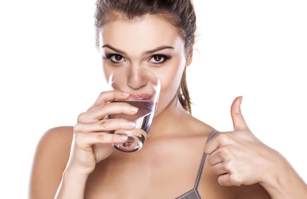 Δείτε πόσο νερό πρέπει να πίνετε ανάλογα με το βάρος σας [λίστα]