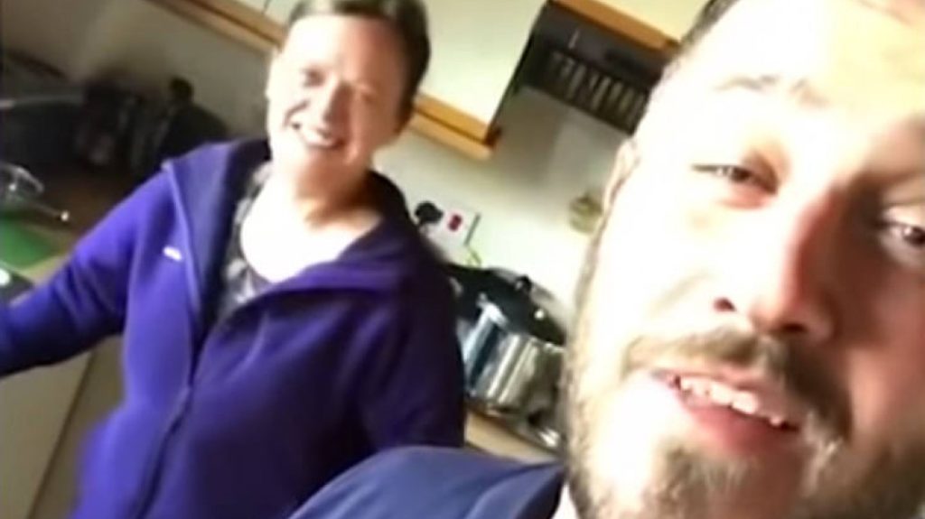 Βρήκαν έναν άγνωστο να κοιμάται στον καναπέ τους και τον κέρασαν καφέ