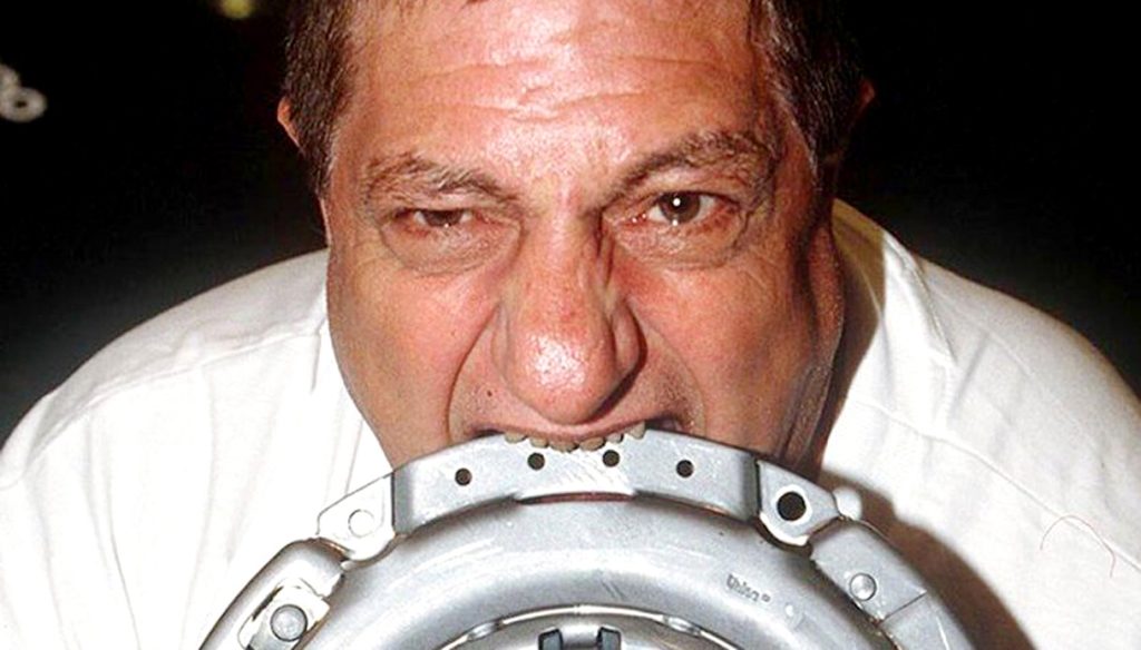 Αυτός είναι ο άνθρωπος που έτρωγε μέταλλο και γυαλιά για πρωινό (βίντεο)