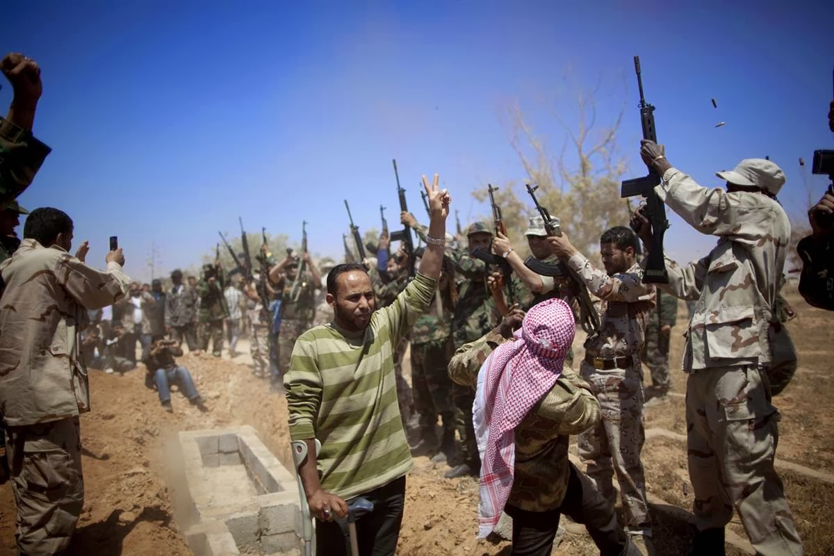 Λιβύη: Όλμοι έπληξαν προάστιο της Τρίπολης – Ένταλμα σύλληψης για τον Χάφταρ (φωτο)