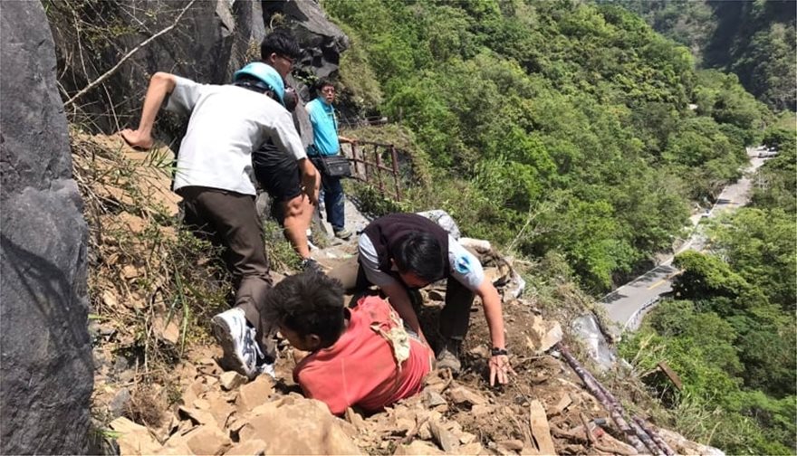 Ταϊβάν: Στο «φως» βίντεο από το σεισμό των 6,1 Ρίχτερ – «Σκίστηκε» στα δύο ουρανοξύστης (βίντεο-φωτο)