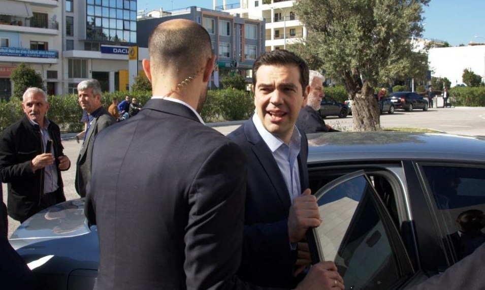 Δρακόντεια μέτρα στην Πάτρα για την επίσκεψη του Α.Τσίπρα – Με μαγνητικές πύλες ο έλεγχος έξω από το κλειστό! (φώτο)