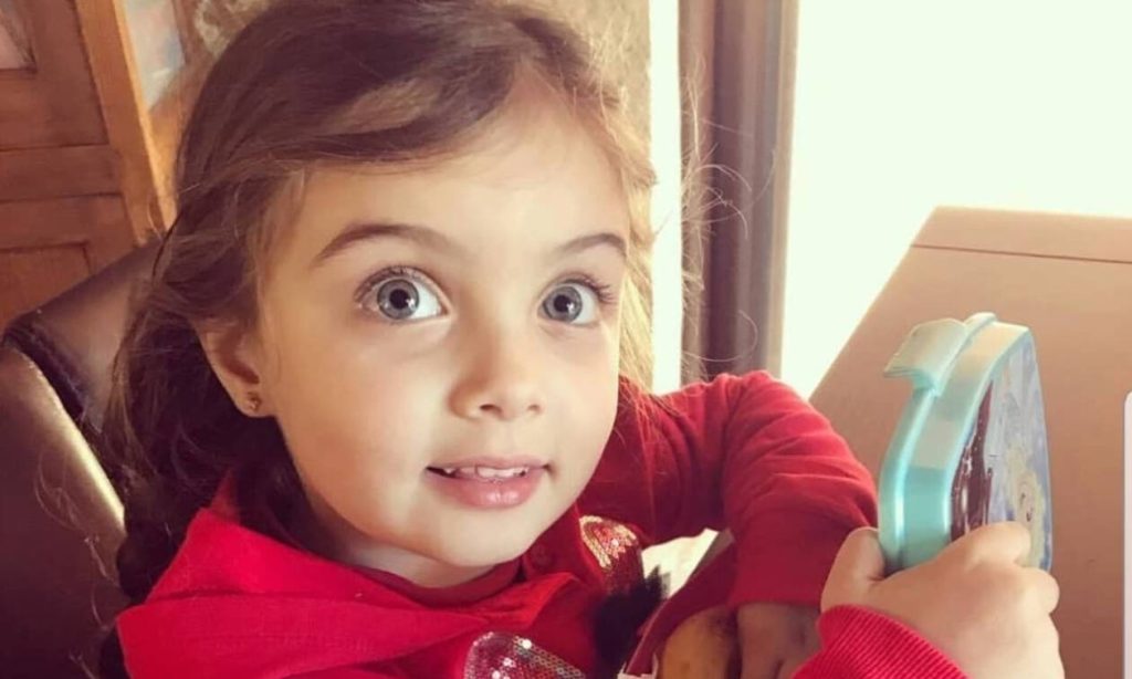 Δείτε τη μικρή Λήδα από το «Τατουάζ» να τραγουδάει τα «Ξημερώματα» του Κωνσταντίνου Αργυρού (βίντεο)