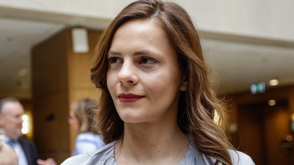 Οι σχολικοί φύλακες «στρίμωξαν» την Αχτσιόγλου στην Πάτρα – Τι τους υποσχέθηκε (φώτο)