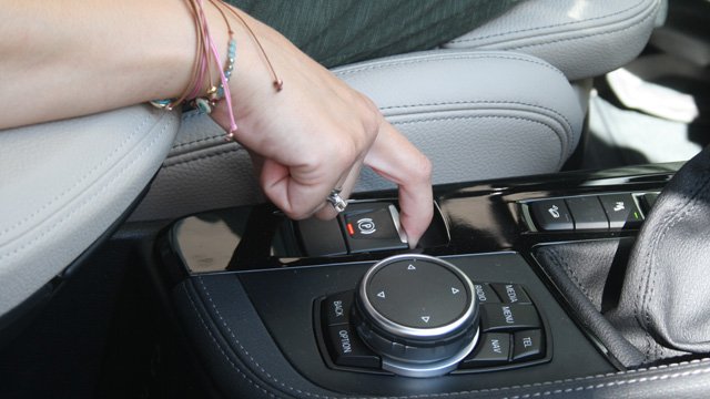 Τι γίνεται εάν πατήσω το ηλεκτρικό χειρόφρενο στα 200 km/h; (βίντεο)