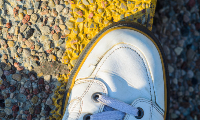 Πώς διορθώνονται οι ραγάδες στα παπούτσια – Το κόλπο που έχει «γονατίσει» το Twitter (βίντεο)