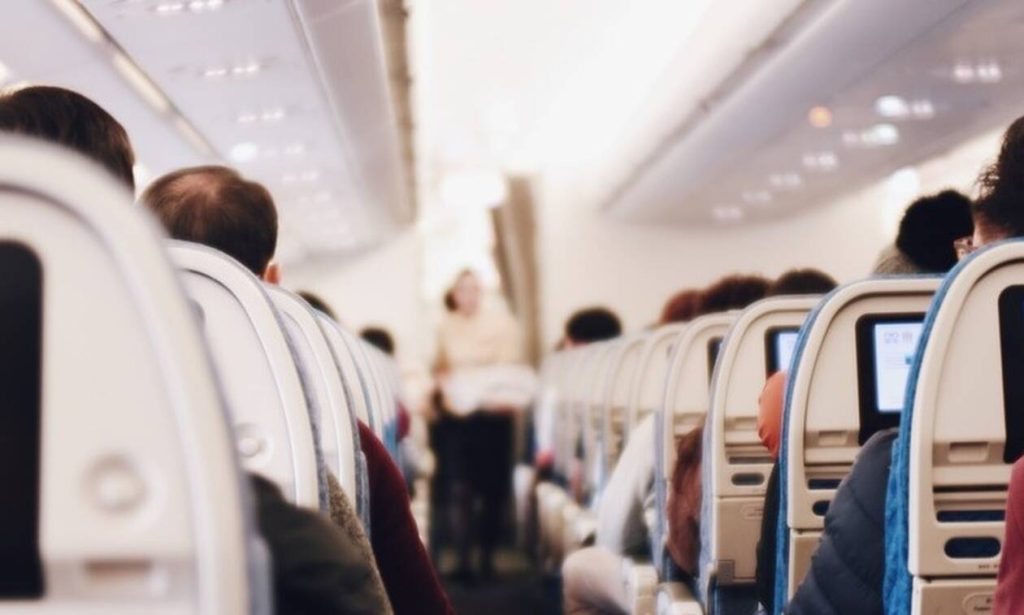 Πανικός λίγο πριν την απογείωση – Πέθανε στο αεροπλάνο μπροστά στον σύζυγό της