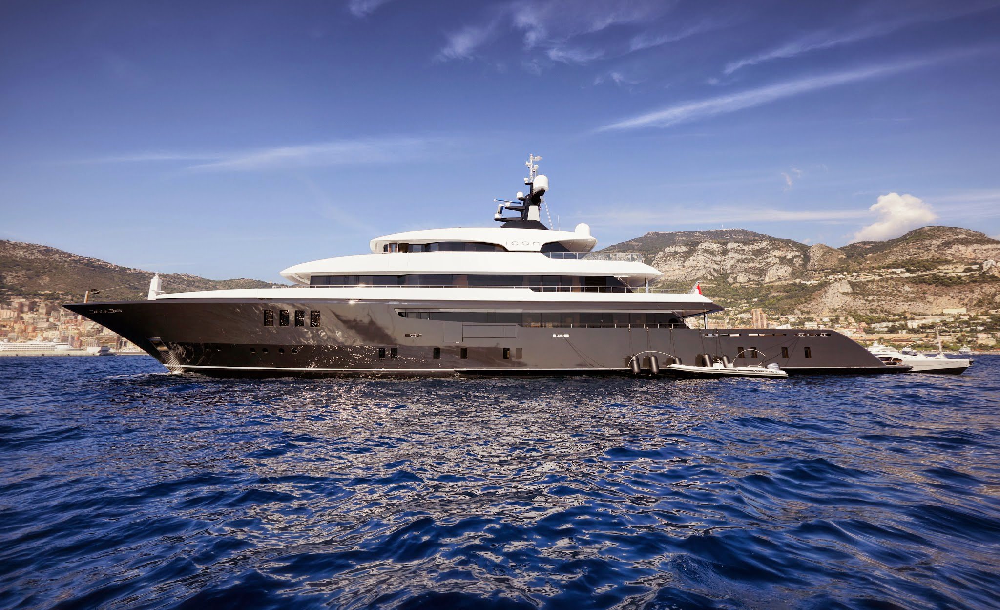 Icon: Η χλιδάτη θαλαμηγός των €50.000.000 που «έδεσε» στη Μύκονο και έφερε αέρα πολυτέλειας (βίντεο)