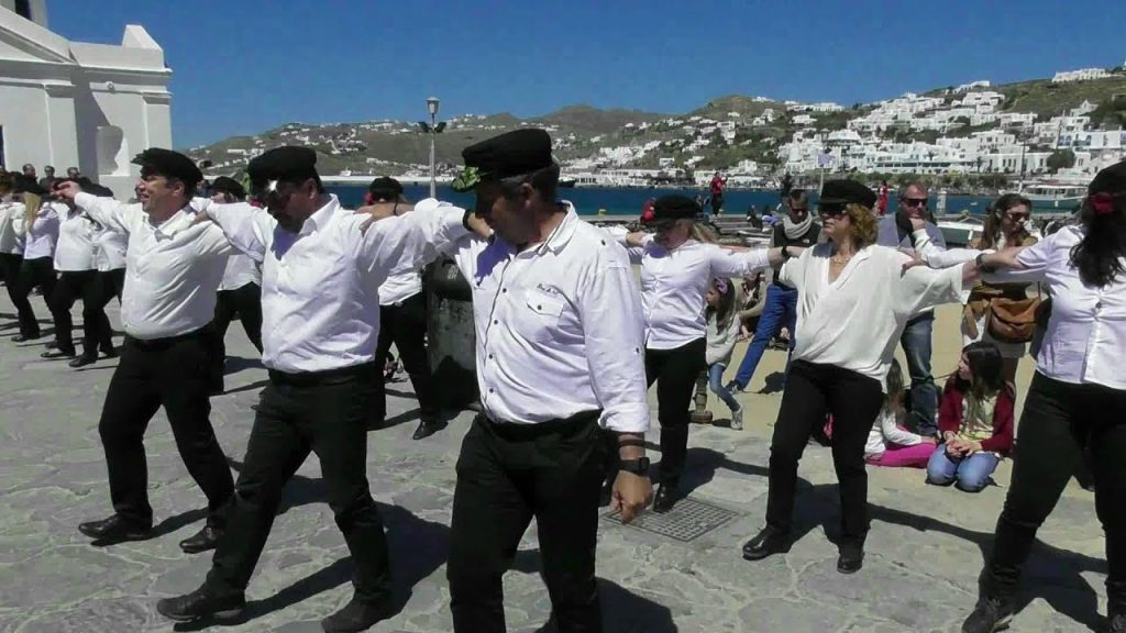 Το εντυπωσιακό χασάπικο και το απρόοπτο με την καλλονή τουρίστρια στο παλιό λιμάνι (βίντεο)