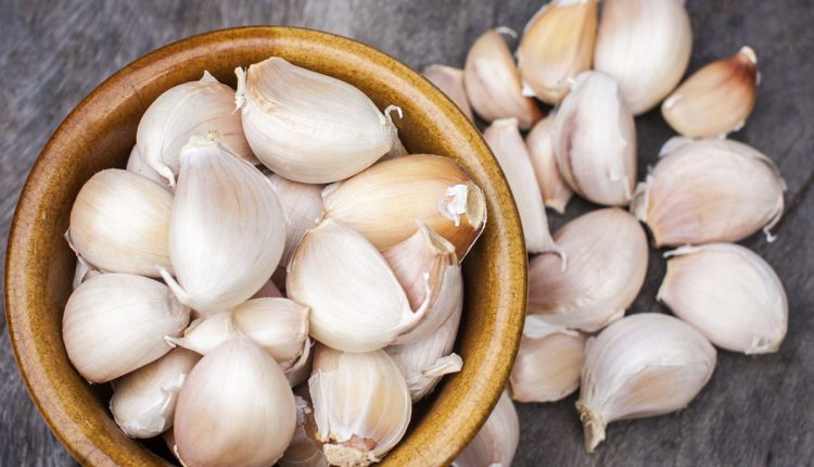 Ιδού το κόλπο για να μην μυρίζετε ποτέ σκόρδο!